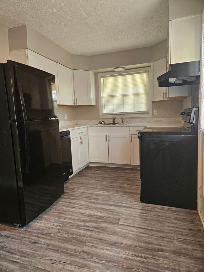 Building Photo - 2 Bed 1 Bath Duplex