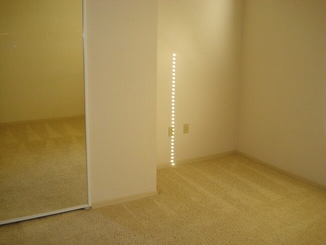 Building Photo - 2 Bedrooms, 2 Baths and a Single Car Garage