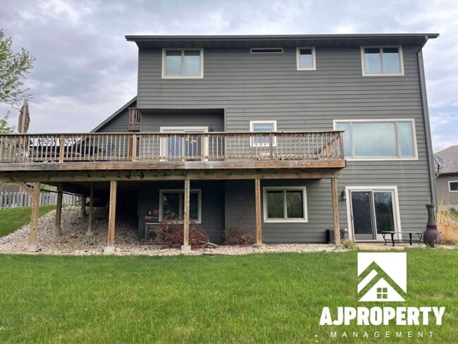 Building Photo - 3105 S Dawley Cir