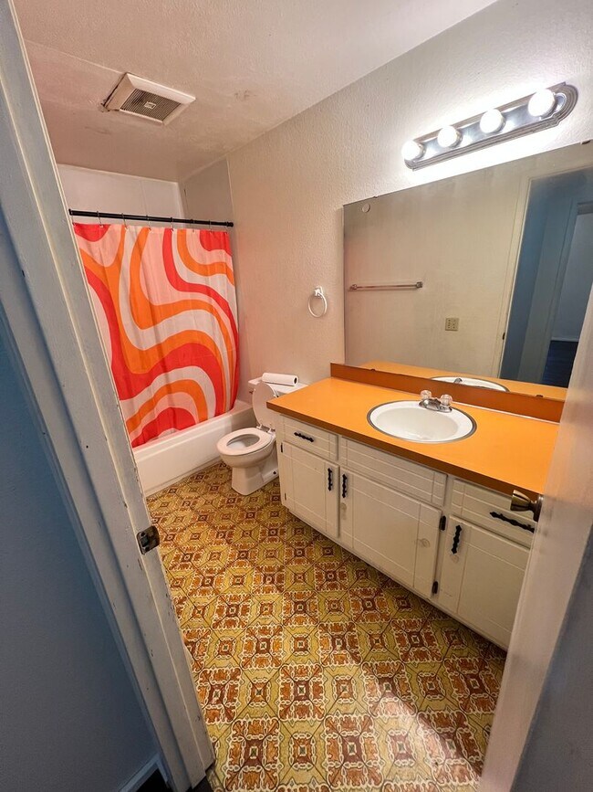 Building Photo - Stylish and Convenient 2 Bed, 1 Bath Apartment in Downtown Port Angeles
