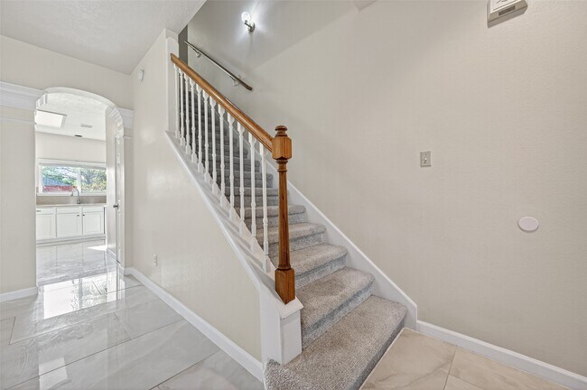 Building Photo - 6710 Creek Village Dr