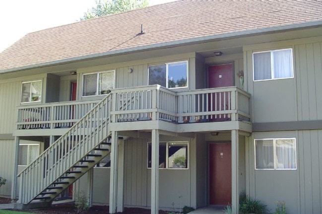 Primary Photo - Beautiful Southeast Eugene hillside locati...