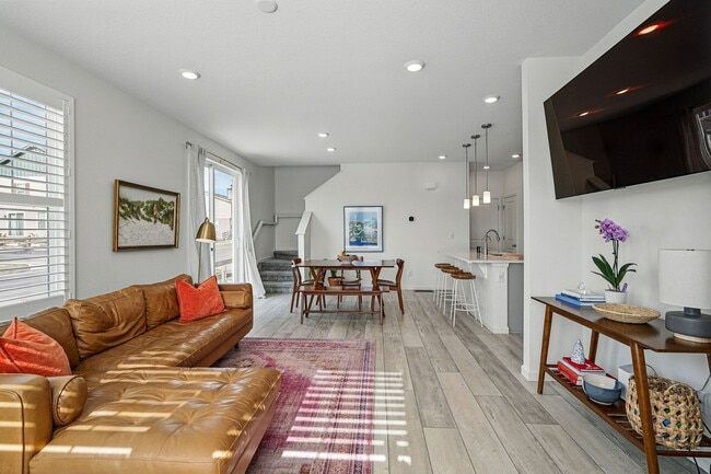 Building Photo - Spacious 3BR/3BA Townhome-Available NOW!