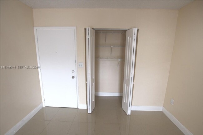 Building Photo - 690 W Park Dr