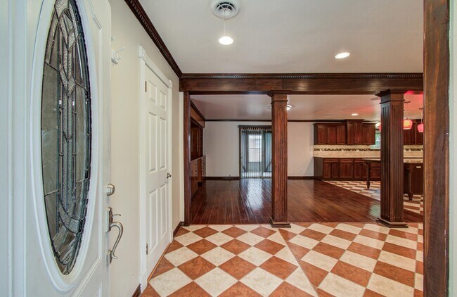 Building Photo - 1722 Front St