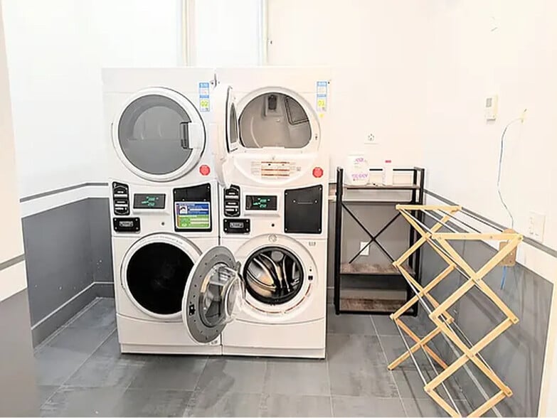 Building Photo - 223 E 96th St