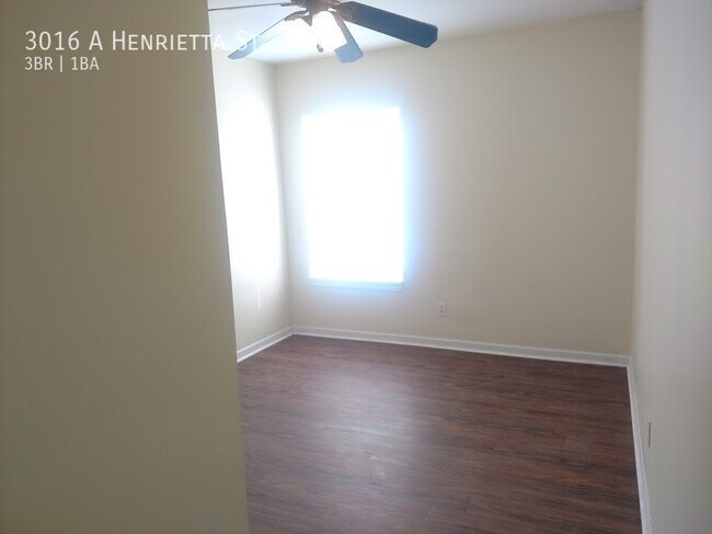 Building Photo - Huge 3br/1ba 2nd Floor Apartment in Heart ...