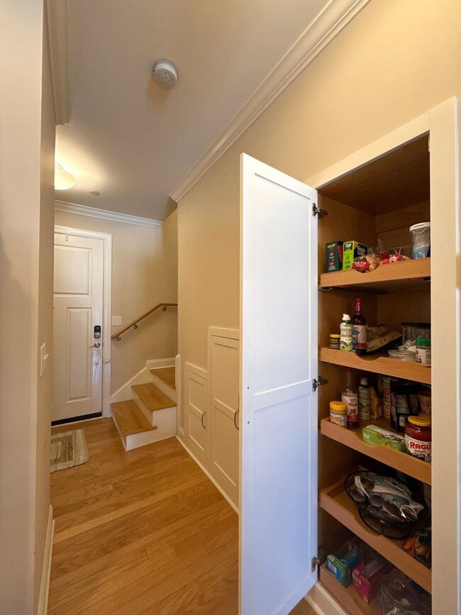 Building Photo - Fantastic Condo in South End!