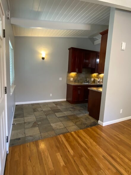 Dining area - 2540 Robinson Ave