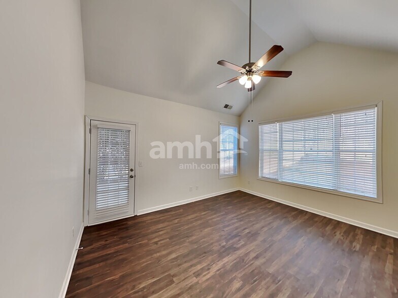 Building Photo - 192 Greenview Dr