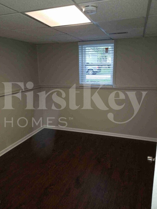 Building Photo - 422 E Tulip Dr