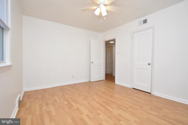 Building Photo - 432 N Coles Ave