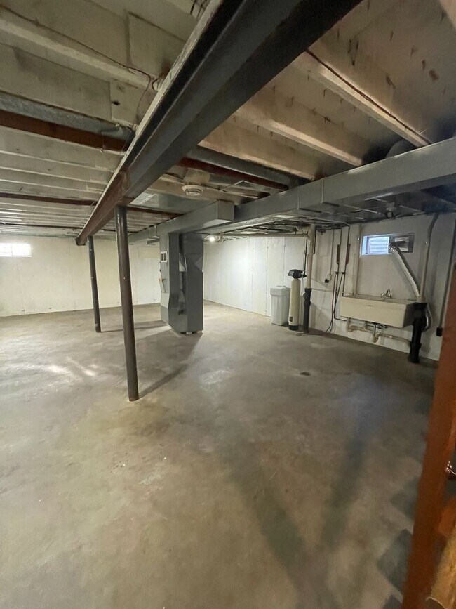 Building Photo - FULLY UPDATED 2-bedroom, 1-bath home (with bonus room) in Janesville