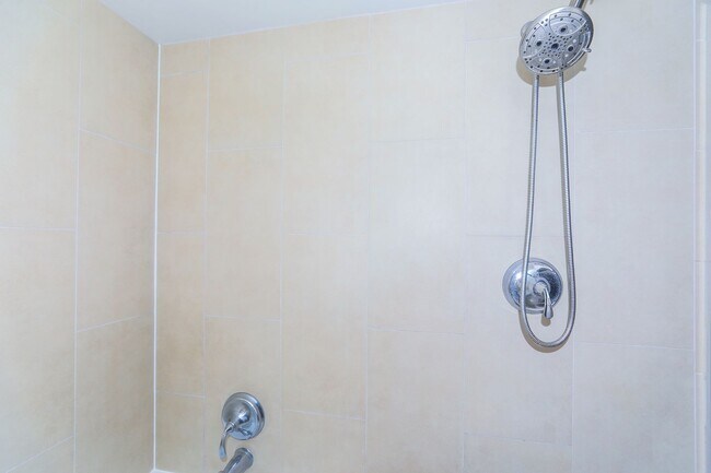 Building Photo - Allure Waikiki - 2 bedroom, 2 bath with 1 ...