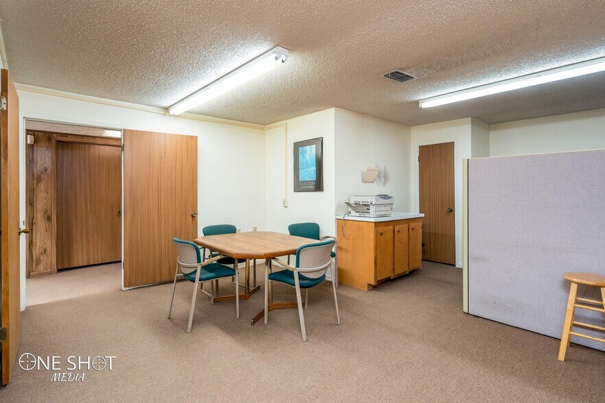 Building Photo - 216 Oak St