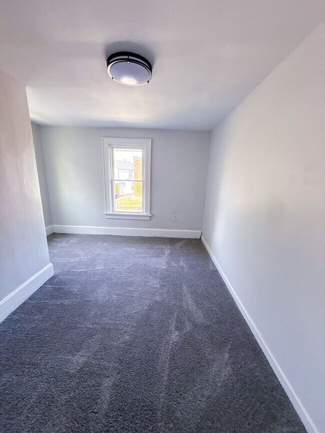 Building Photo - Move-In Ready 3 Bedroom Home w/ Fresh Pain...