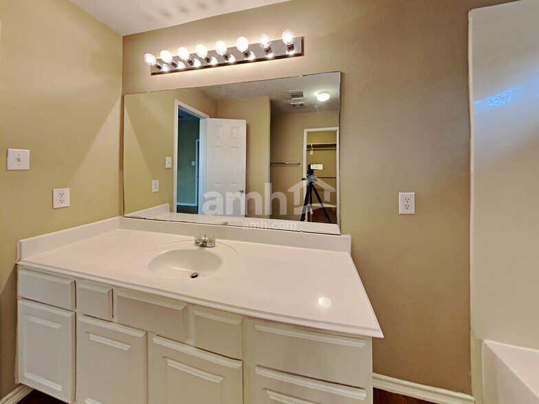 Building Photo - 706 Razee Ct