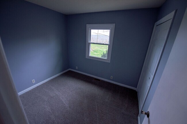 Building Photo - Lovely 3 Bed / 2 Bath in Private Setting--AVAILABLE NOW!!!