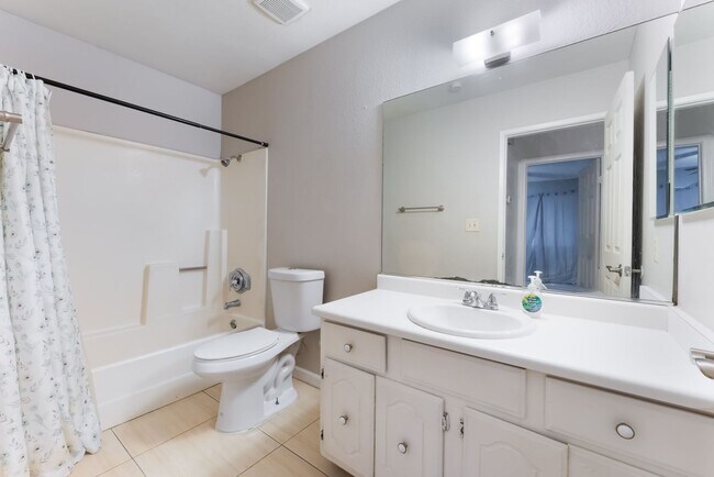 Building Photo - Two-bedroom, one bath single story townhou...