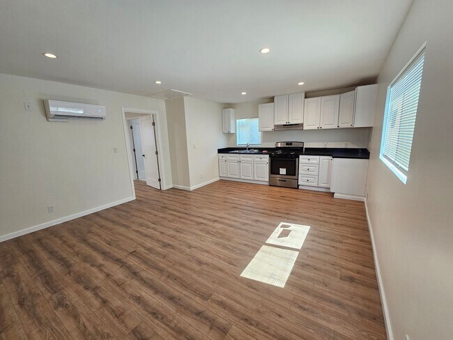 Building Photo - EE741F