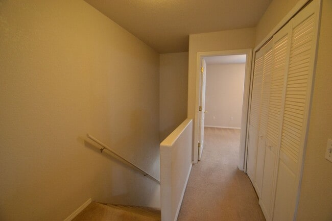 Building Photo - 2 Bedroom End Unit Townhome in D20!