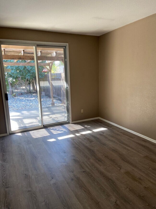 Building Photo - 2 Bdrm, 2 bath home in Laguna - Elk Grove