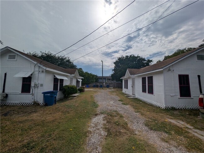 Building Photo - 615 6th St