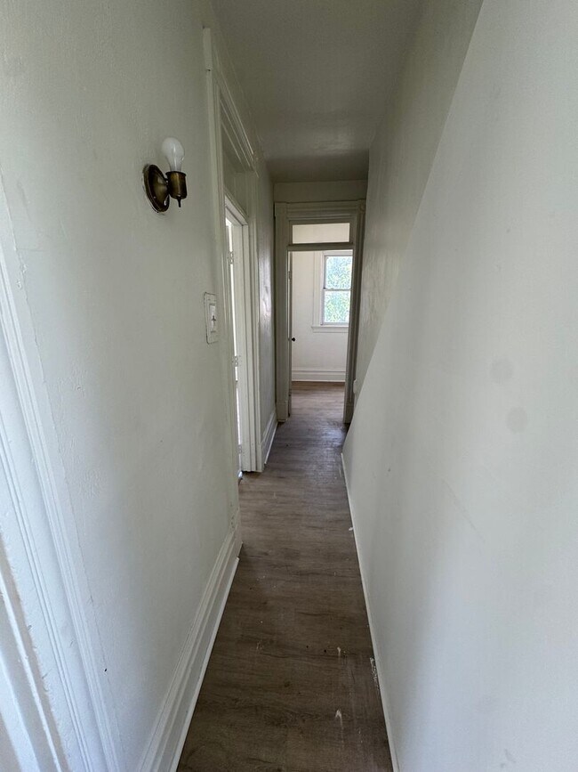 Building Photo - 540 W 7th Ave