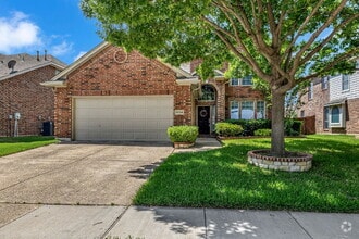 Building Photo - "Luxurious 4-Bedroom, 2.5 Bath Retreat wit...