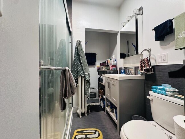 Building Photo - 1 bedroom in Chicago IL 60657