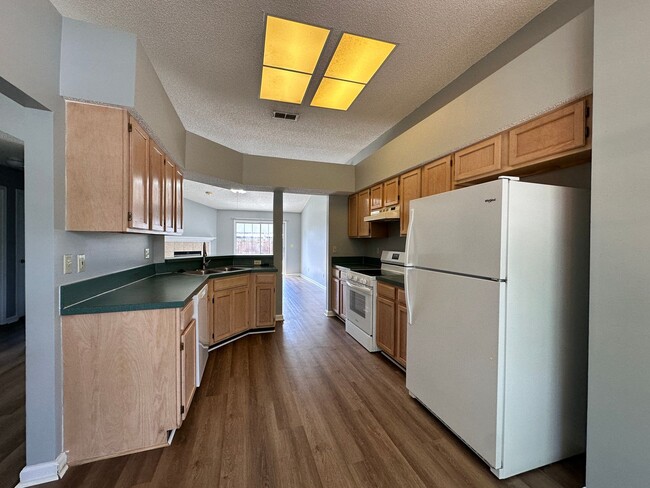 Building Photo - Three Bedroom in Greenfield Lakes