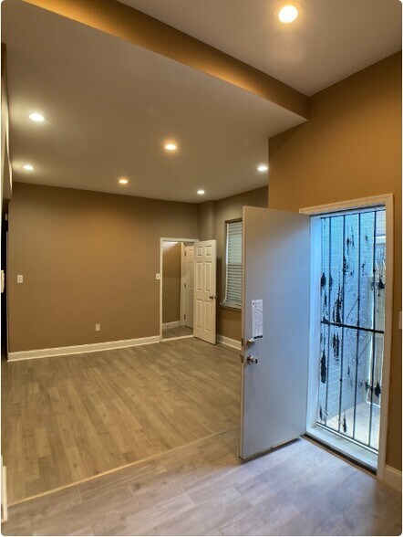 Building Photo - 1950 Clarence St