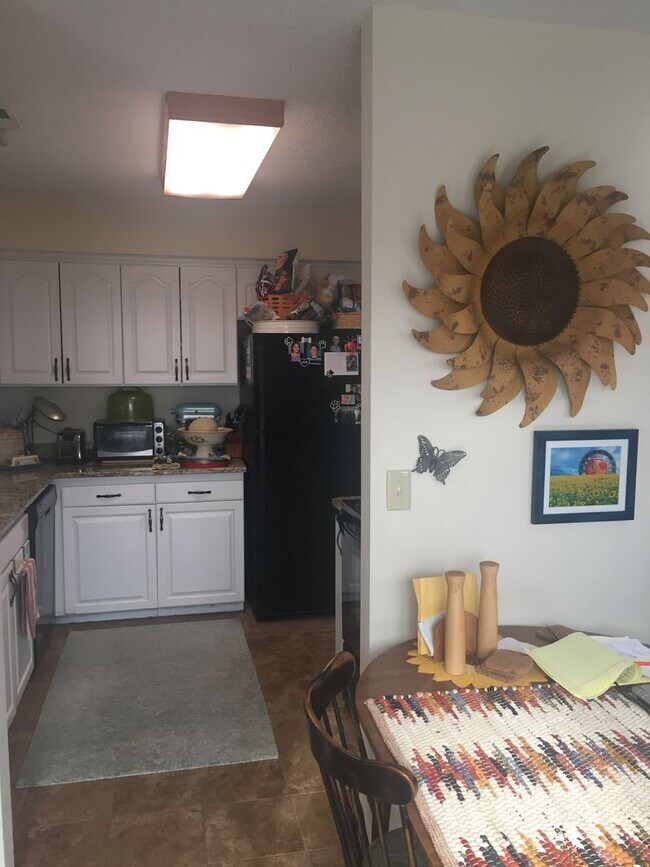 Building Photo - Updated 3bed 2 bath with fenced in yard!