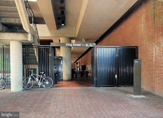 Building Photo - 409 E Raymond Ave