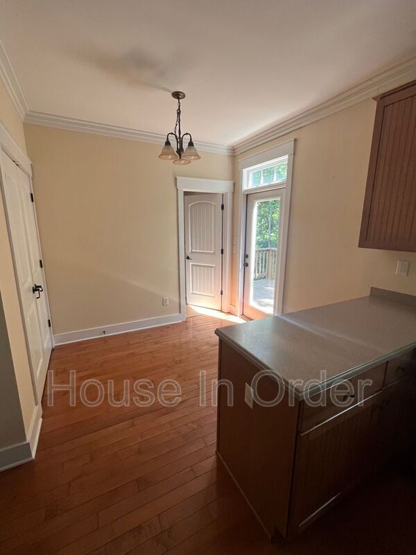 Building Photo - 129 Aurora Dr