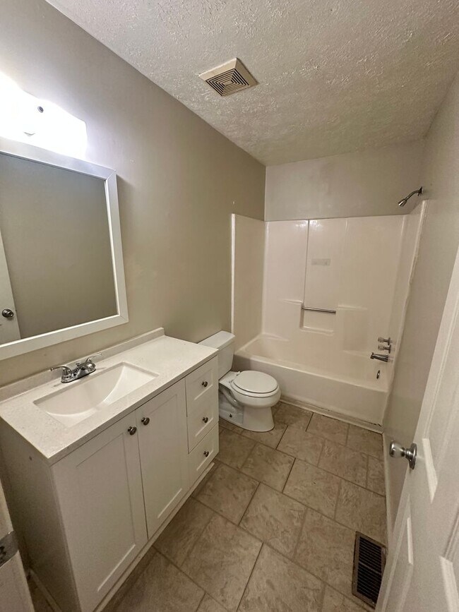 Building Photo - 4 bedroom 2.5 bathroom Townhouse