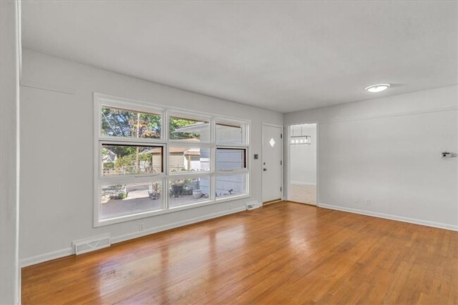 Building Photo - Newly Renovated spacious home with large 2...