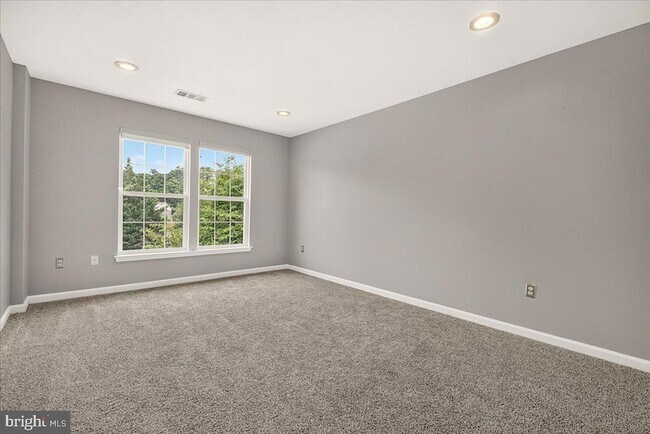 Building Photo - 6455 Saddlebrook Ln