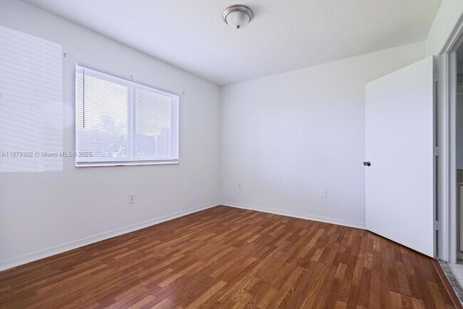 Building Photo - 940 NE 33rd Terrace