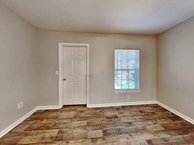 Building Photo - 725 Crest Pines Dr