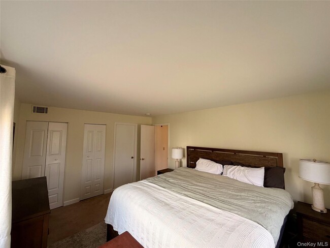 Building Photo - 15 Bayberry Dr