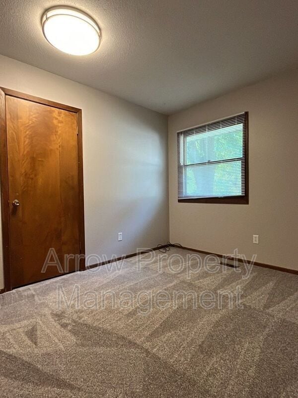 Building Photo - 1925 Manor Ct