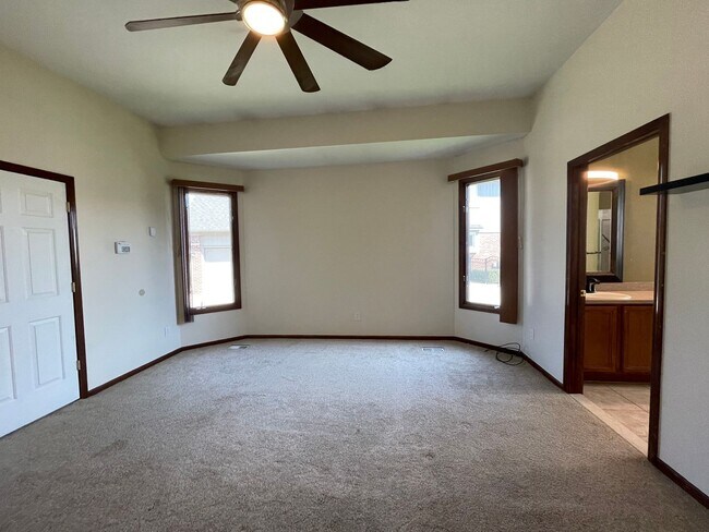 Building Photo - Clinton Twp Home-4-Bedroom, 2.5 Baths, Lau...