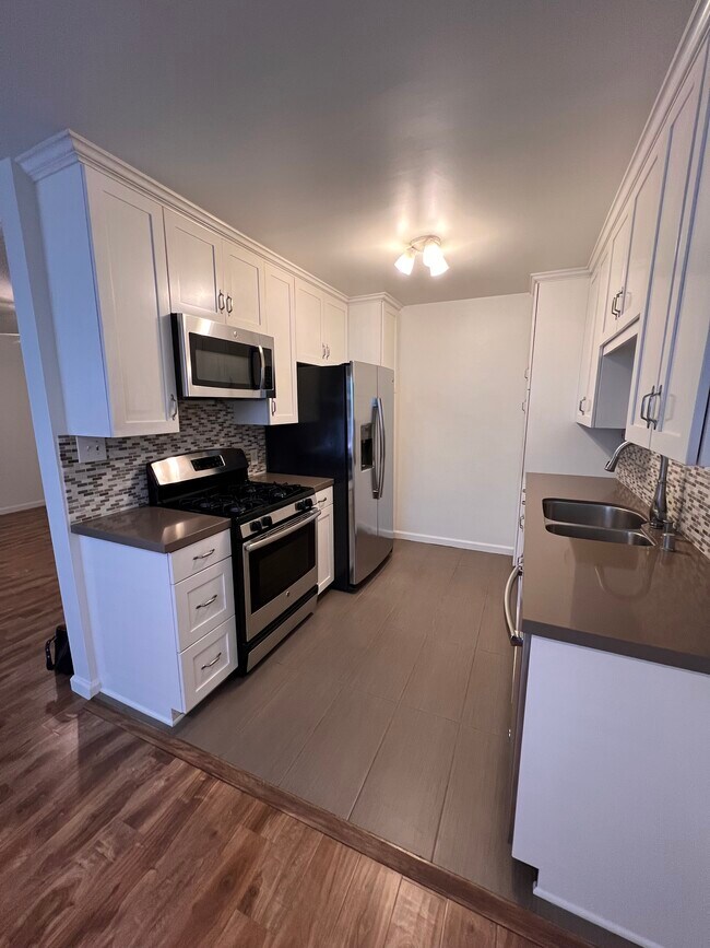 Kitchen - 615 N Flores St