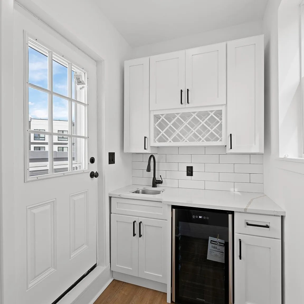 wet bar with private roof access - 2331 N Front St