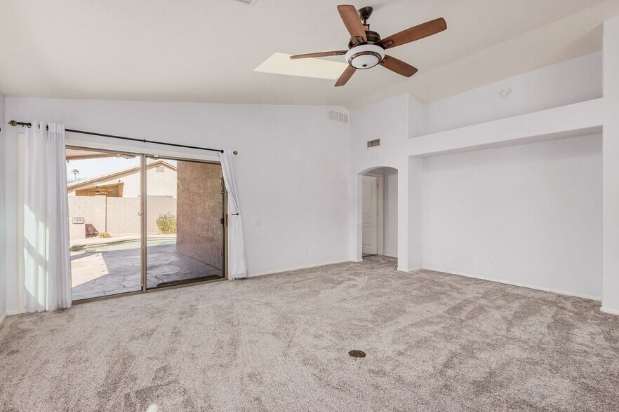 Building Photo - 3022 E Captain Dreyfus Ave