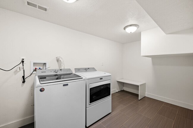 Building Photo - Beautifully Updated Holladay Home!