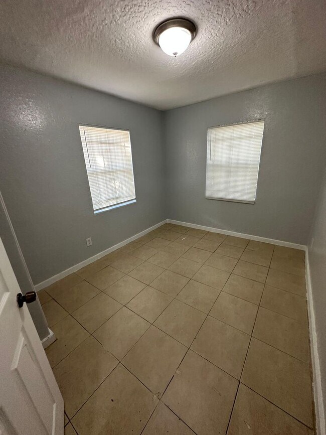 Building Photo - 310/312 Acosta St