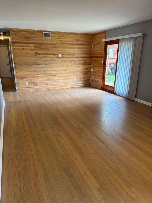 Building Photo - 3 Bedroom 2 Bath