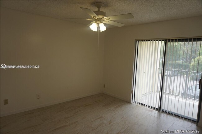 Building Photo - 630 S Park Rd